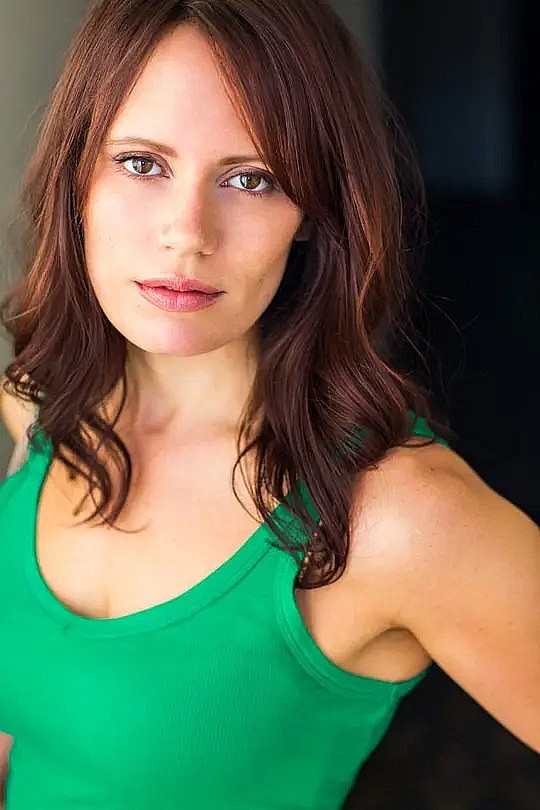 艾米莉·斯沃洛 Emily Swallow照片