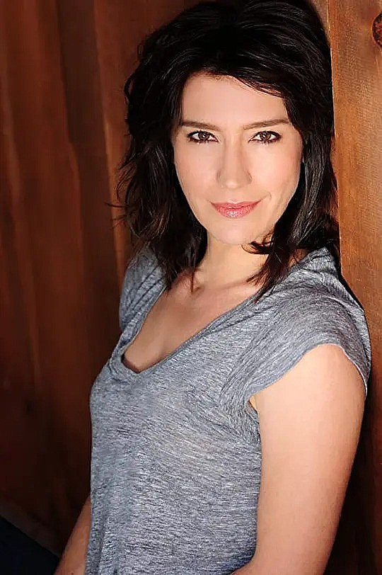 路易丝·巴恩斯 Louise Barnes照片