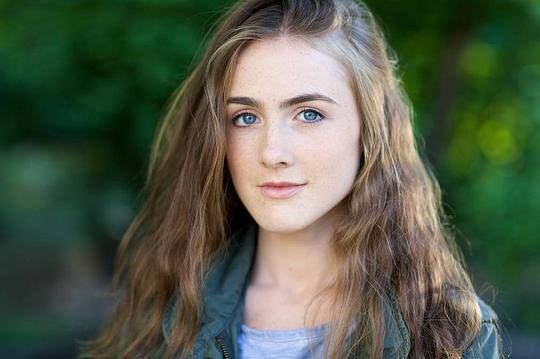 艾玛·霍泽尔 Emma Holzer照片