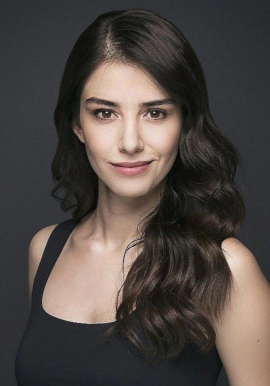 厄兹格·居雷尔 Özge Gürel照片