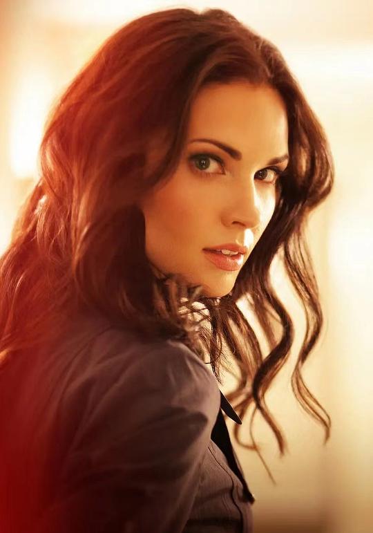 劳拉·门内尔 Laura Mennell照片