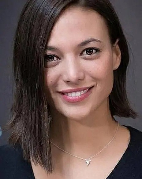 Elisa Mouliaá照片