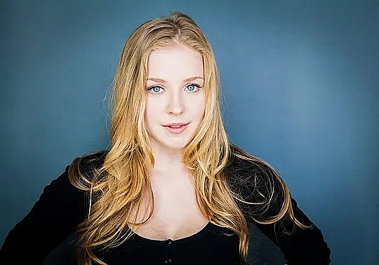 汉娜·恩迪科特-道格拉斯 Hannah Endicott-Douglas照片