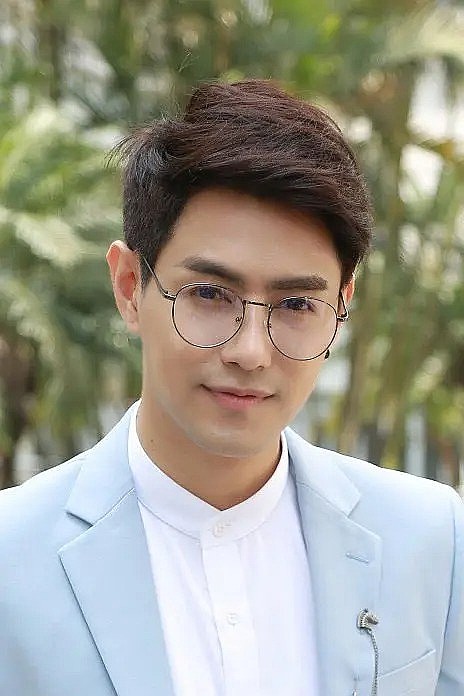 格黑干·马尼帕加潘 Kritsanagun Maneepagapun照片