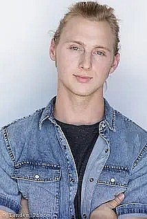 迈尔斯·布鲁尔 Myles Brewer照片
