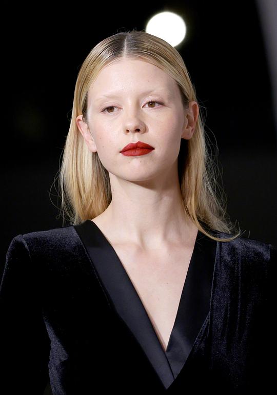 米娅·高斯 Mia Goth照片