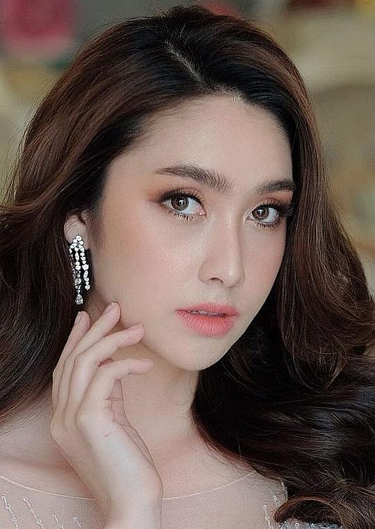 哈娜·刘易斯 Hana Lewis照片