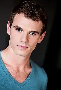 Jay Armstrong Johnson照片