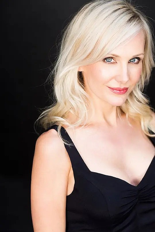 艾米·吉拉博 Amy Grabow照片