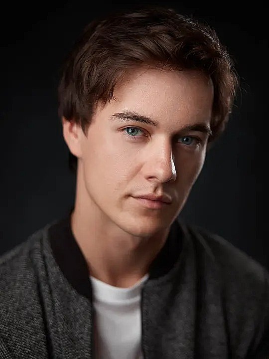 Karl Hughes照片
