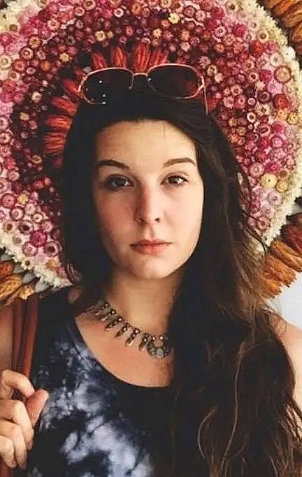 莫莉·赫尔姆斯 Mollie Helms照片