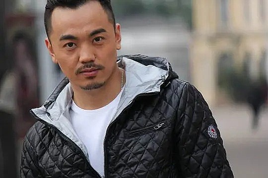 肖艺 Yi Xiao照片
