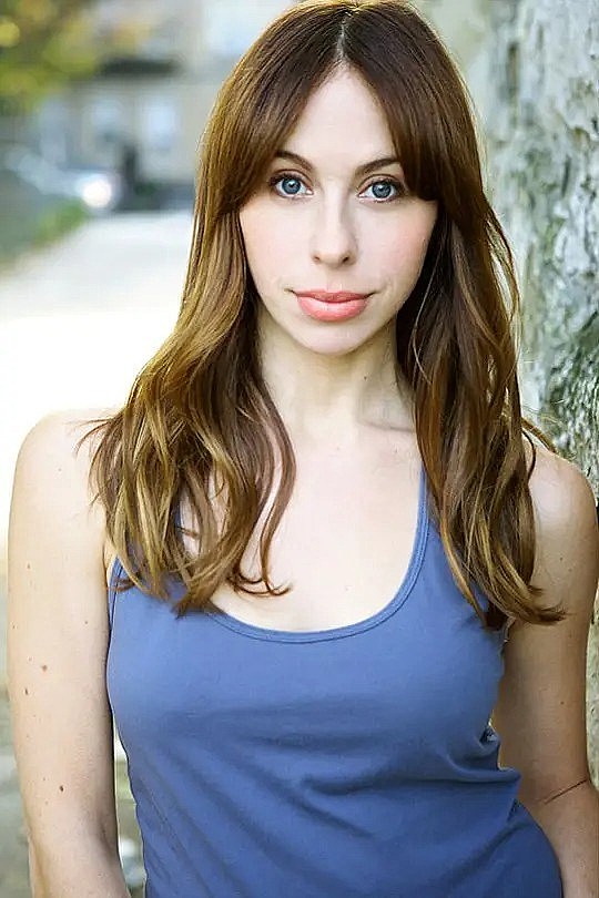 艾米莉·杨 Emily Young照片