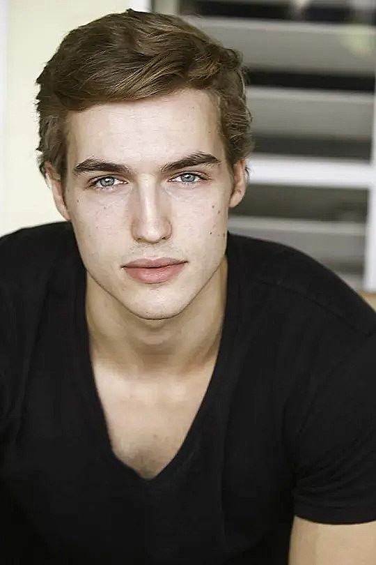 特雷弗·斯泰恩斯 Trevor Stines照片