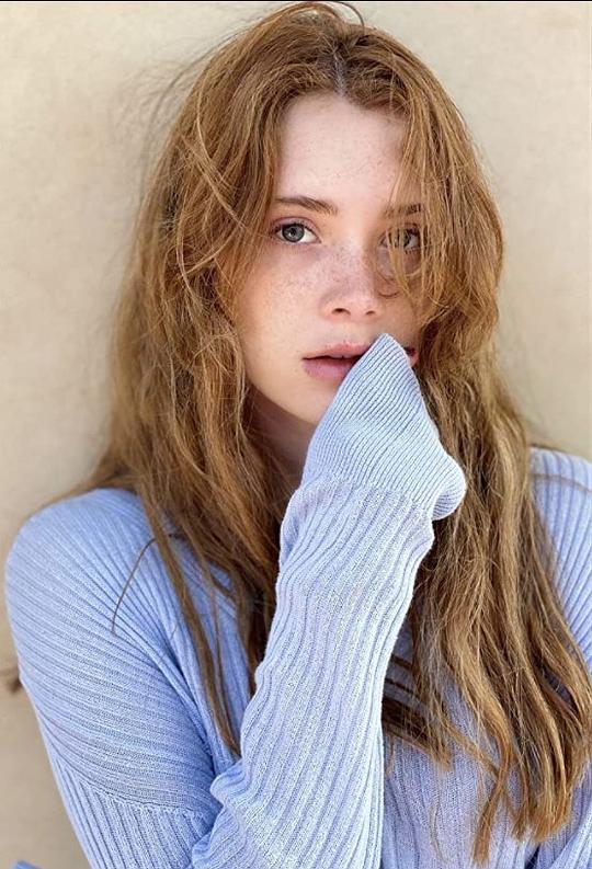 维奥莱特·布林森 Violet Brinson照片