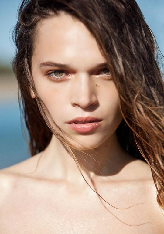 安娜·布雷维斯特 Anna Brewster照片