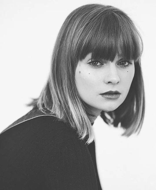 洛拉·佩蒂克鲁 Lola Petticrew照片