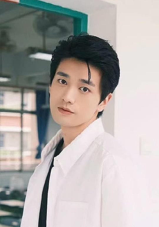 易大千 Daqian Yi照片