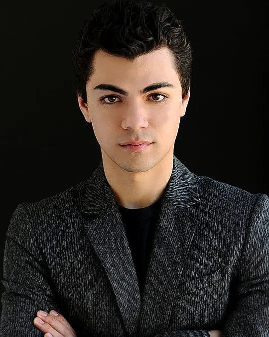 亚当·伊里戈延 Adam Irigoyen照片