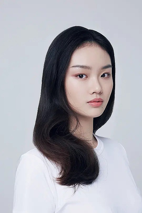 戴何嘉琦照片