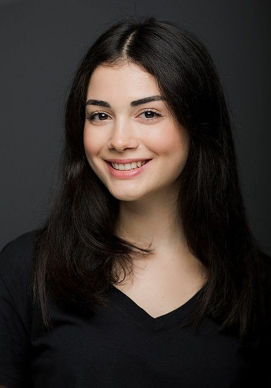 厄兹格·亚吉兹 Özge Yagiz照片