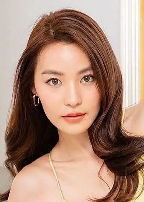 普莱妮拉·希兰塔威形 Ploynira Hiruntaveesin照片