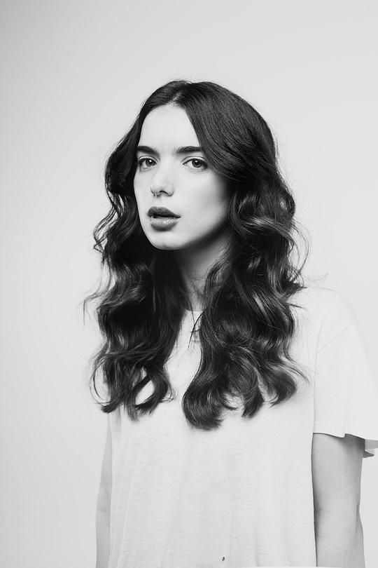 迪兰·格鲁拉 Dylan Gelula照片