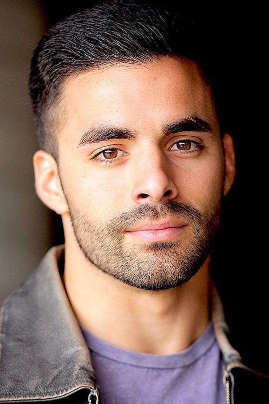 亚当·霍利克 Adam Hollick照片