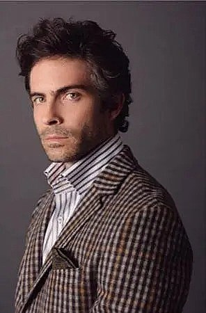 Osvaldo Benavides照片