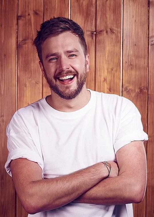 Iain Stirling照片