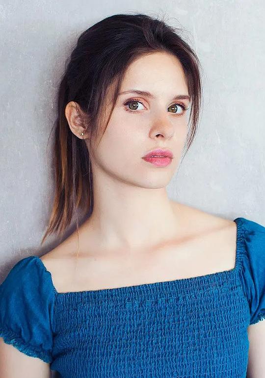 达芙妮·帕塔基亚 Daphné Patakia照片