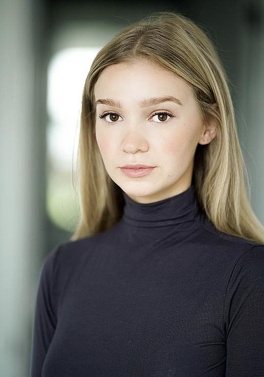 Emily James照片