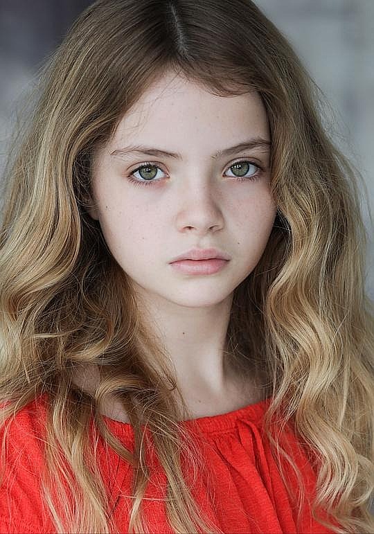艾米莉亚·拉曾比 Emilia Lazenby照片