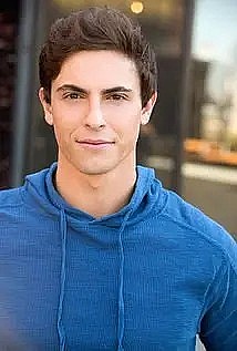 德里克·克雷纳 Derek Klena照片
