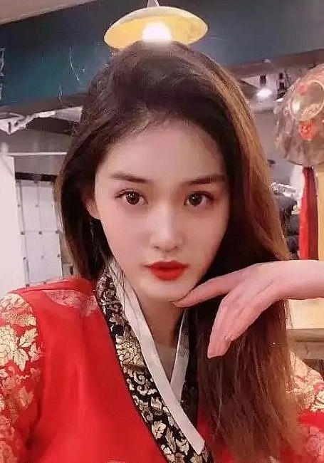 于姿逸 Ziyi Yu照片