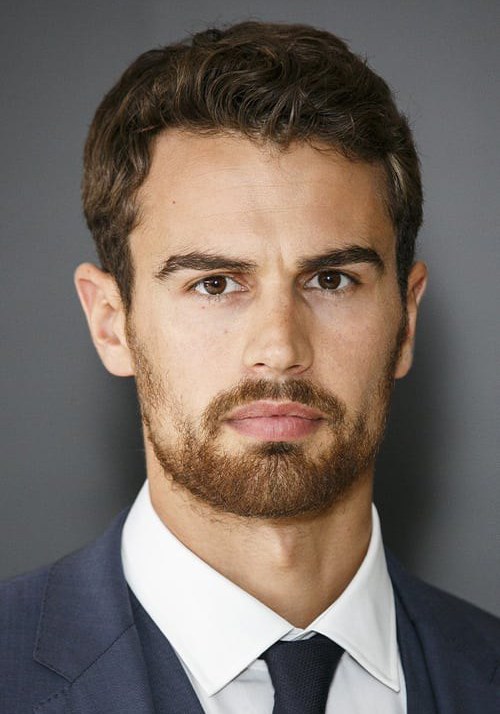 西奥·詹姆斯 Theo James照片