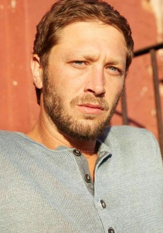 艾邦·摩斯-巴克拉赫 Ebon Moss-Bachrach照片