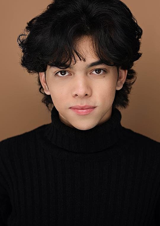 迈尔斯·佩雷斯 Myles Perez照片