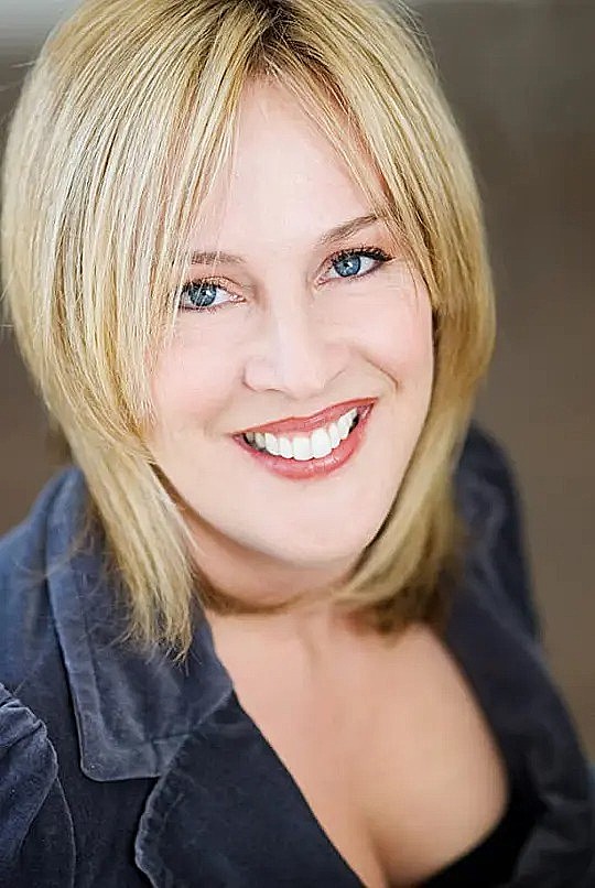 Melanie Hutsell照片