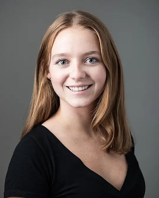 Mollie Holder照片