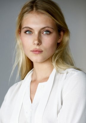 Allegra Carpenter照片