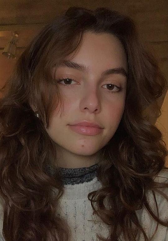 埃拉·范·雷莫特尔 Ella Van Remortel照片