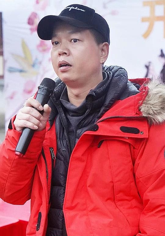 岳进超照片