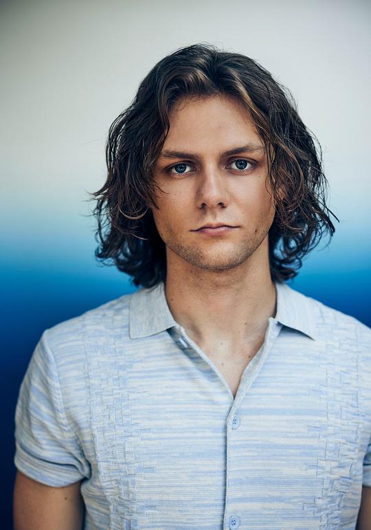 泰·辛普金斯 Ty Simpkins照片