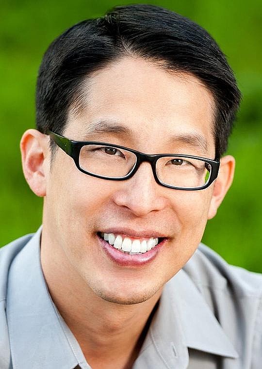 杨谨伦 Gene Luen Yang照片