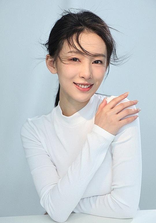 白旭含照片