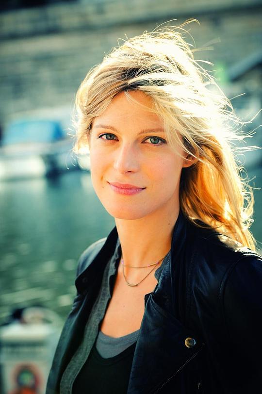 艾莉克西娅·芭利尔 Alexia Barlier照片