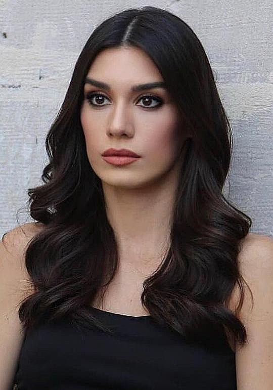 布尔久.克莱特里 Burcu Kıratlı照片