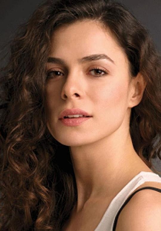 奥茨杰·欧扎皮里奇 Özge Özpirinçci照片