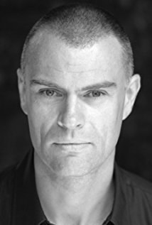 朱利安·刘易斯·琼斯 Julian Lewis Jones照片